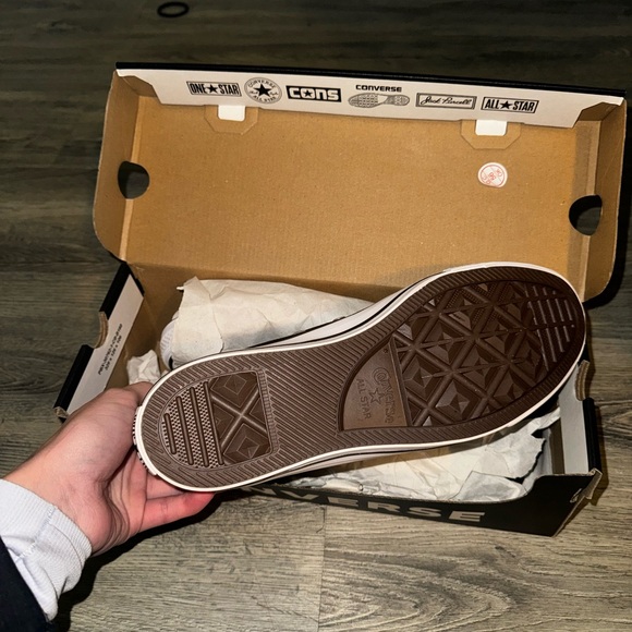 Unisex converse chuck taylors never worn - Picture 2 of 4